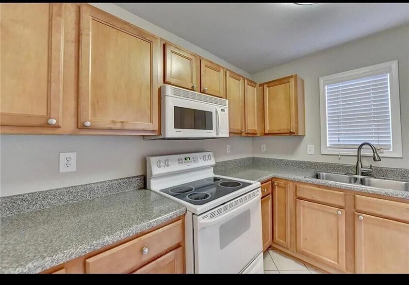 Building Photo - 810 Summer Pl NW