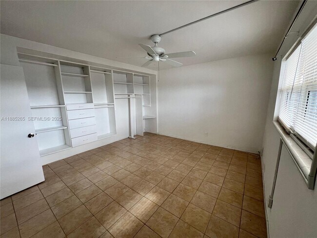 Building Photo - 5050 Bayview Dr