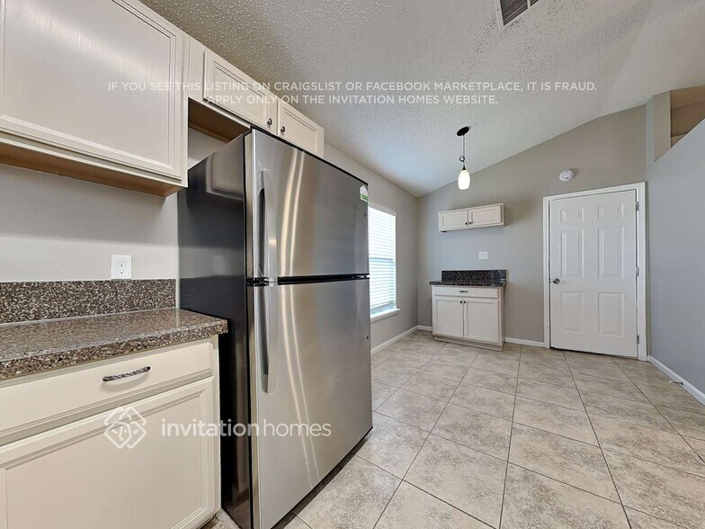 Building Photo - 1800 Northglen Cir