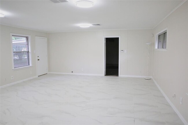 Building Photo - 5007 Hazelton St