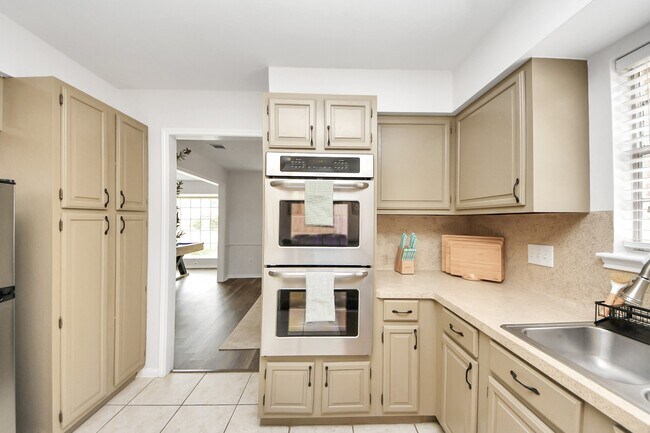 Building Photo - 563 Landfall Ln