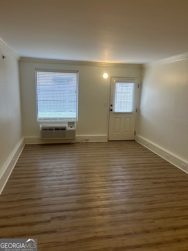 Building Photo - 712 Ave A NE