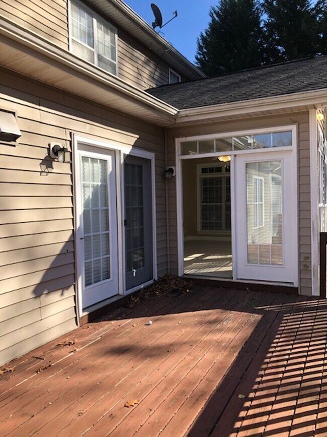 Building Photo - 515 Hannah McKenzie Dr