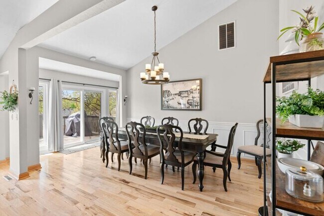 Building Photo - 840 E Gaslight Dr