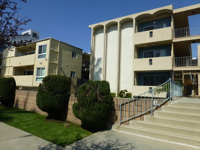 Building Photo - 833 5th St