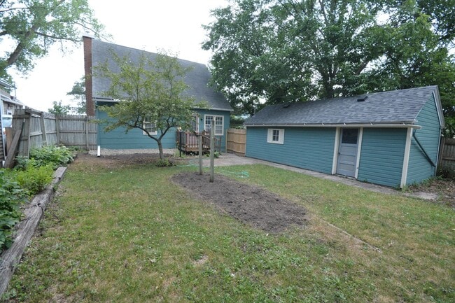 Building Photo - Beautiful 4 Bedroom With Modern and Unique...