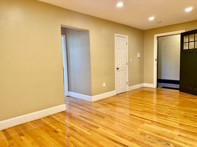 Building Photo - 76 Egmont St