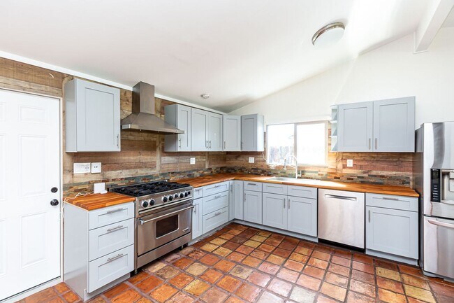 Building Photo - ** AMAZING ALLIED GARDENS 3/2 HOME 2 CAR G...