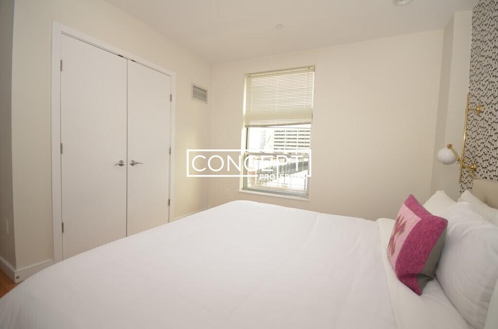 Building Photo - 601 Albany St