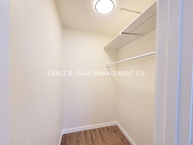 Building Photo - 154 E Eagle St