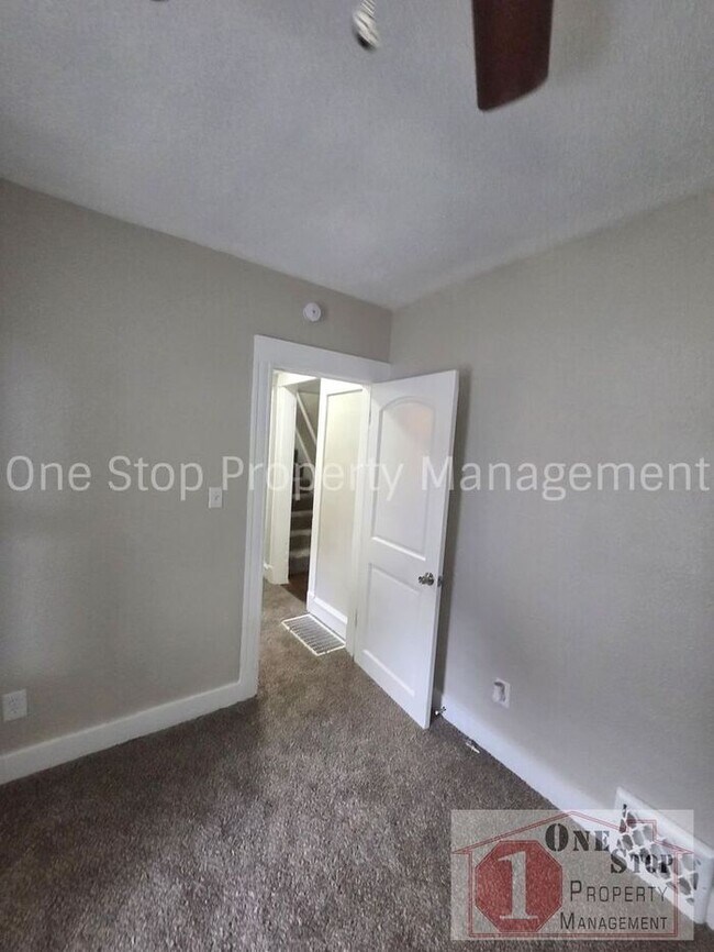 Building Photo - Beautiful 5 Bedroom 2 Bathroom in Kansas City!