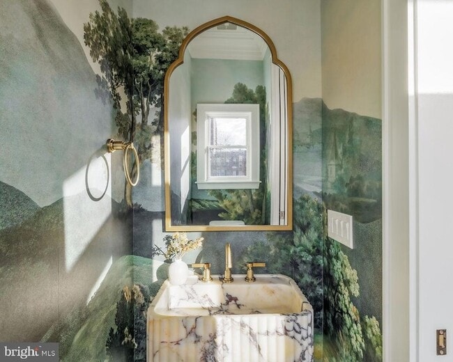 Building Photo - 2460 Ontario Rd NW