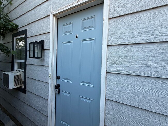 Building Photo - 1612 N Villa Ave