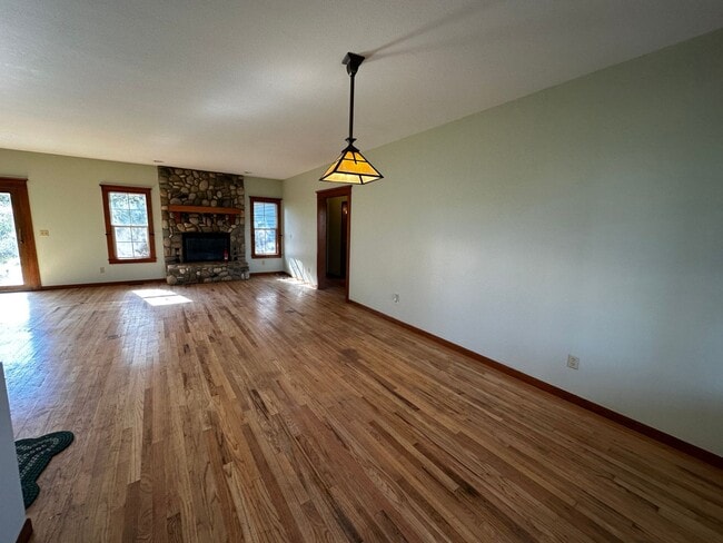 Building Photo - Large Craftsman in the Country