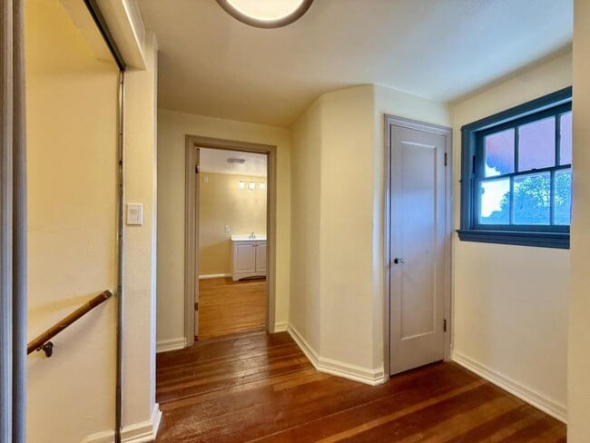 Building Photo - 882 NE 7th St