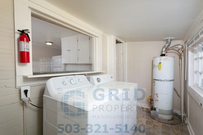 Building Photo - Two Bedroom Craftsman Home Available in th...