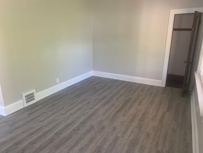 Building Photo - Charming 3-bedroom Section 8 Accepted!