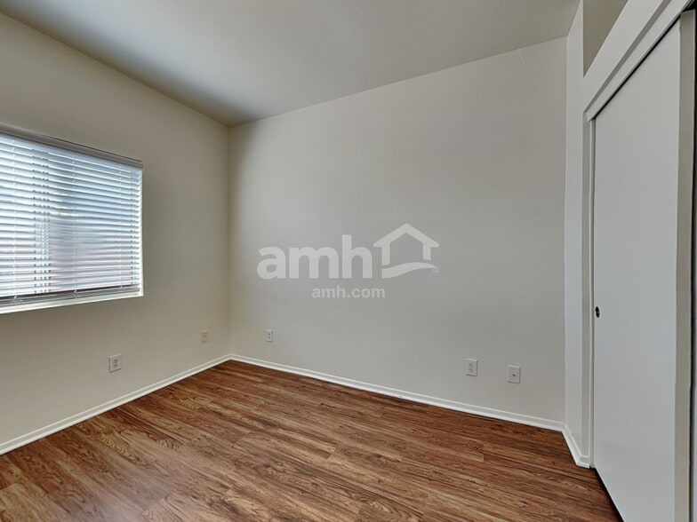 Building Photo - 1750 W Union Hills Dr