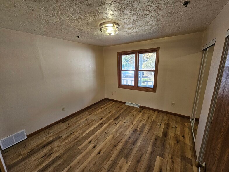 Building Photo - 533 Lakeshore Ct