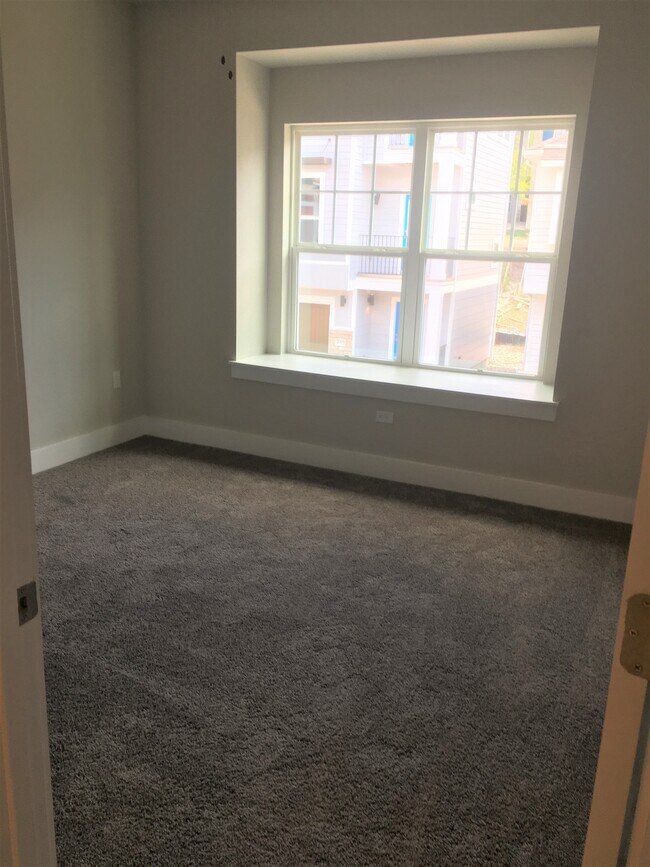 Main bedroom with bench window - 2000 Warely Ln