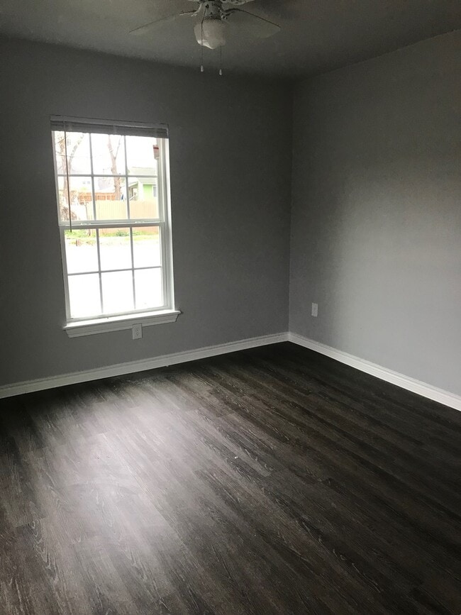 Building Photo - 512 Graham Ave