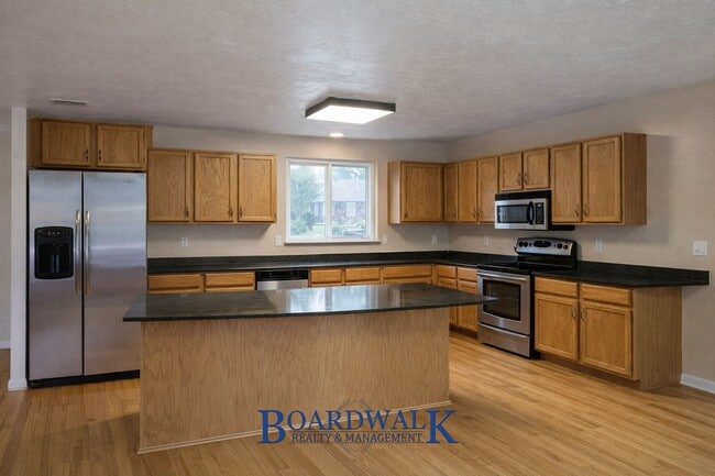 Building Photo - Beautiful 6 Bedroom Home in Sandy!