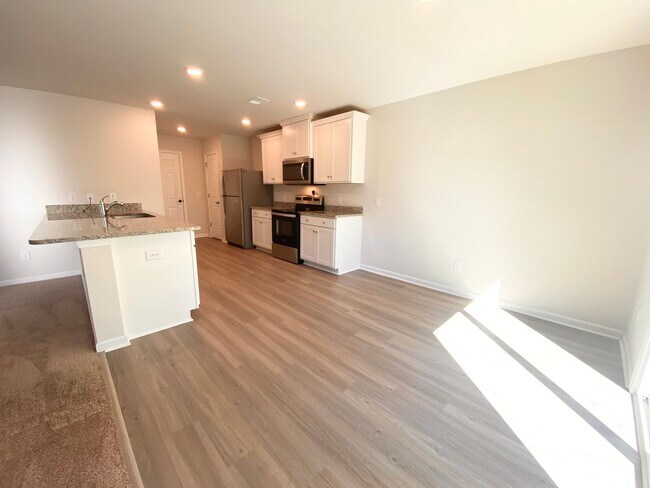 Building Photo - BETTER THAN NEW!