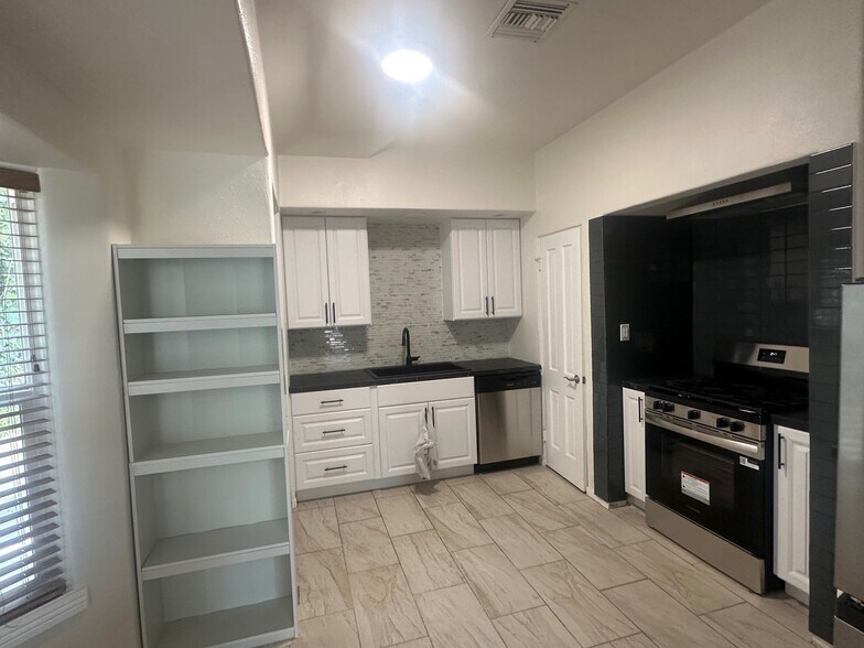 Building Photo - 8733 Holloway Dr