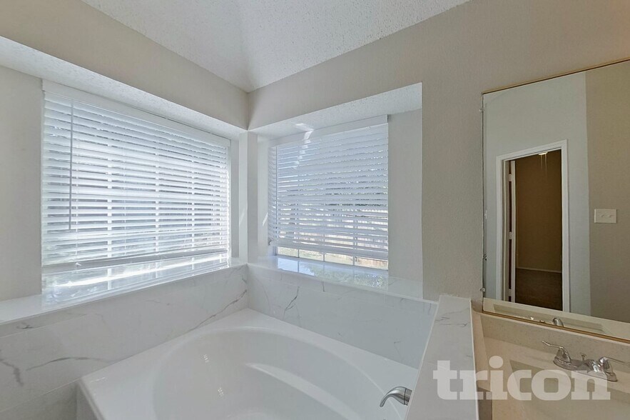 Building Photo - 805 Clover Hill Ln