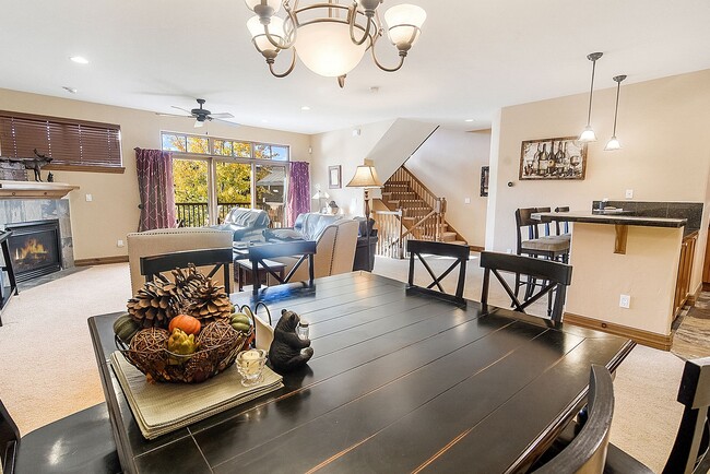 Building Photo - Beautiful townhome, ski shuttle, views, ut...