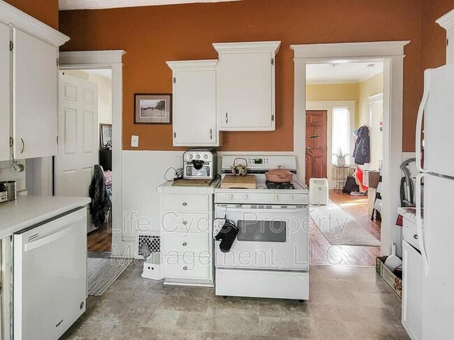 Building Photo - 631 Paris Ave SE