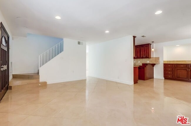 Building Photo - 687 Mt Carmel Dr