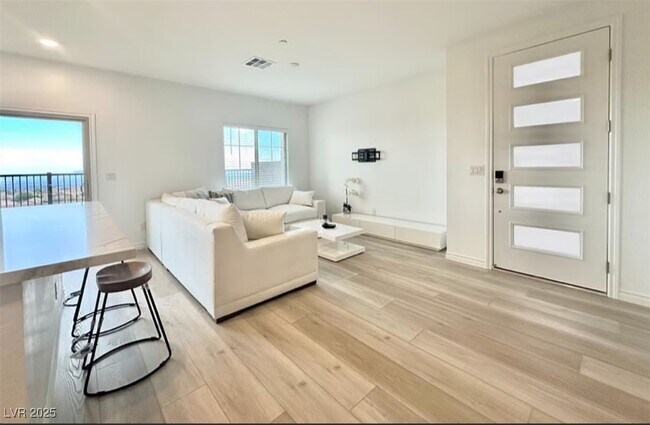 Building Photo - 600 Carriage Hill Dr