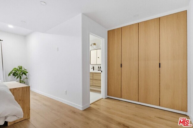 Building Photo - 3540 Division St