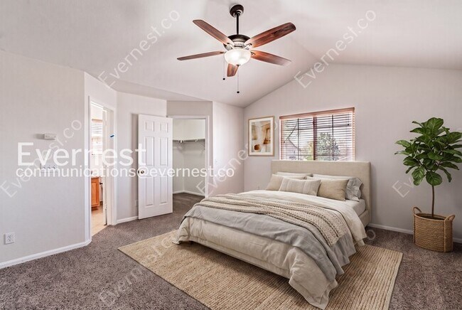 Building Photo - 5 Bed, 3.5 Bath Home with Fenced Yard & Garage / Available Now!