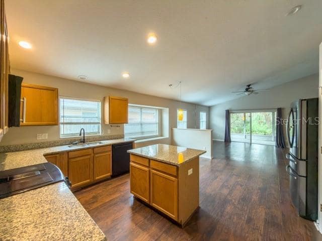 Building Photo - 925 Maple Creek Dr