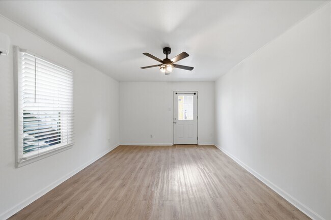 Building Photo - 1523 1/2 Bonnie Brae St