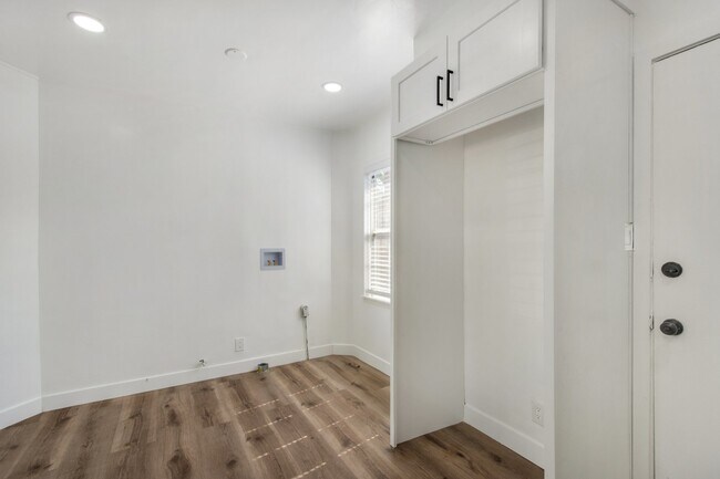 Building Photo - 1002 W 122nd St