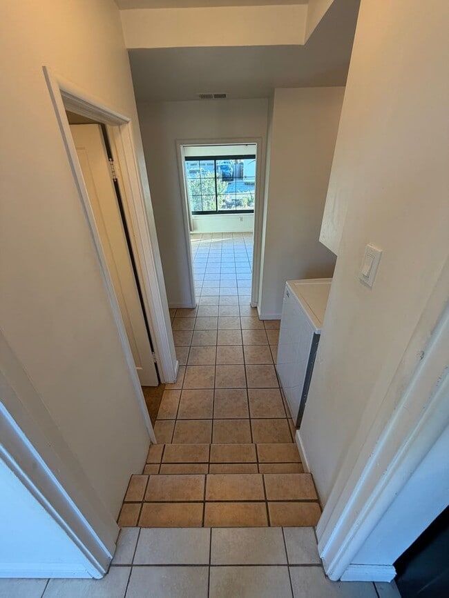 Building Photo - 3 Bed / 1.5 Bath | Thornwood Terrace Home Available Now