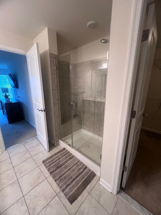 Building Photo - Bright 2BR / 2BA with One-Car Garage, Open...