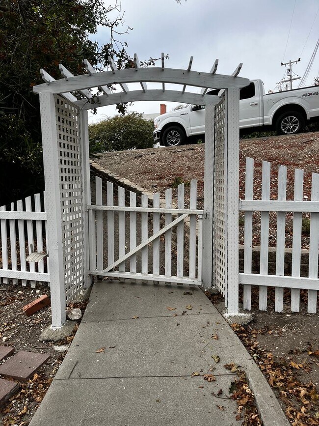 Building Photo - 269 Larchmont Dr
