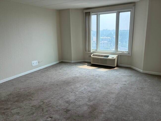 Building Photo - 1 Renaissance Pl