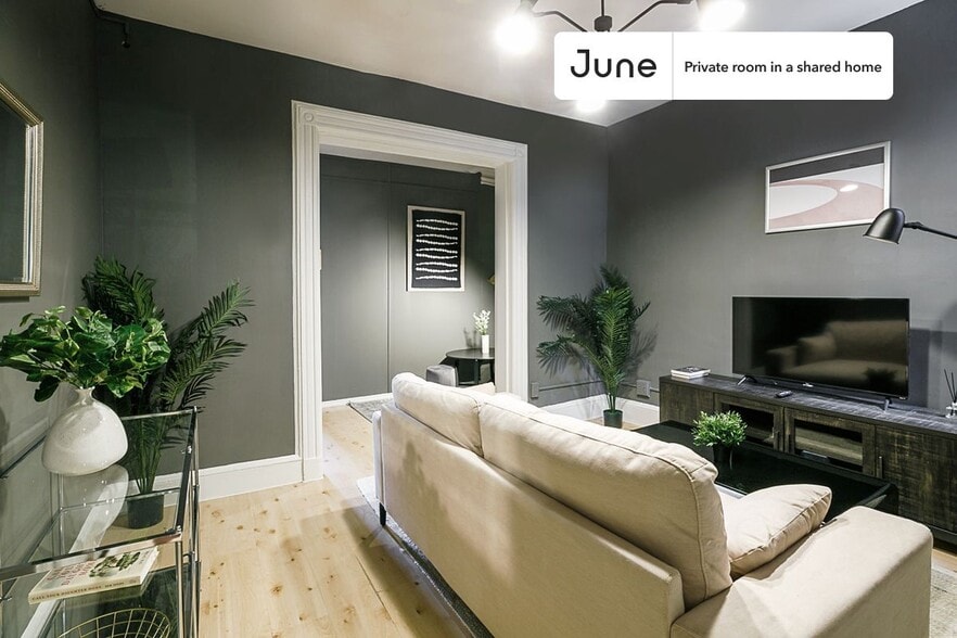 Building Photo - Room in Shared 5 bed/1 bath home in Hell's Kitchen
