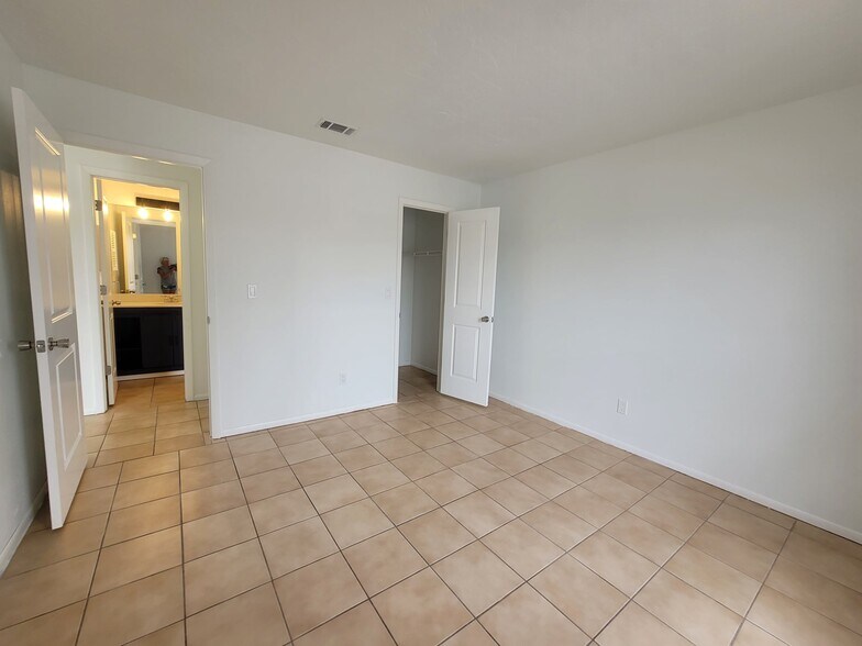 Building Photo - 11049 Pendleton Ave