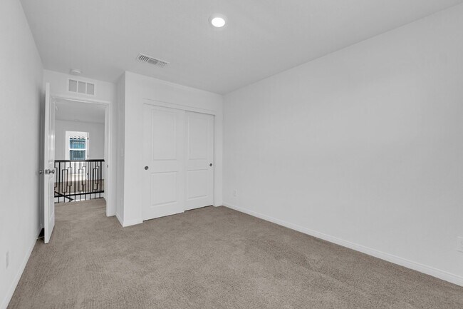 Building Photo - Don't miss out on this beautiful three-bed...