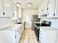 Building Photo - Beautifully Updated 3B 1BA Unit in Lemon G...