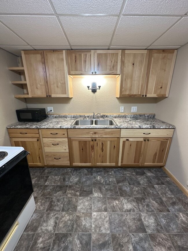 Building Photo - EZ - 202 Triplex