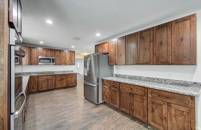 Building Photo - 536 Robert E Lee Dr