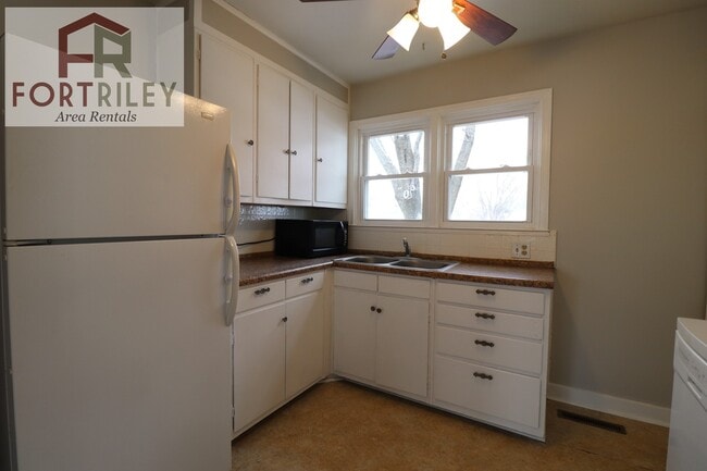Building Photo - 530 W Elm St
