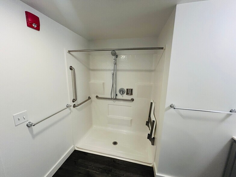 Building Photo - 550 New Holland Ave